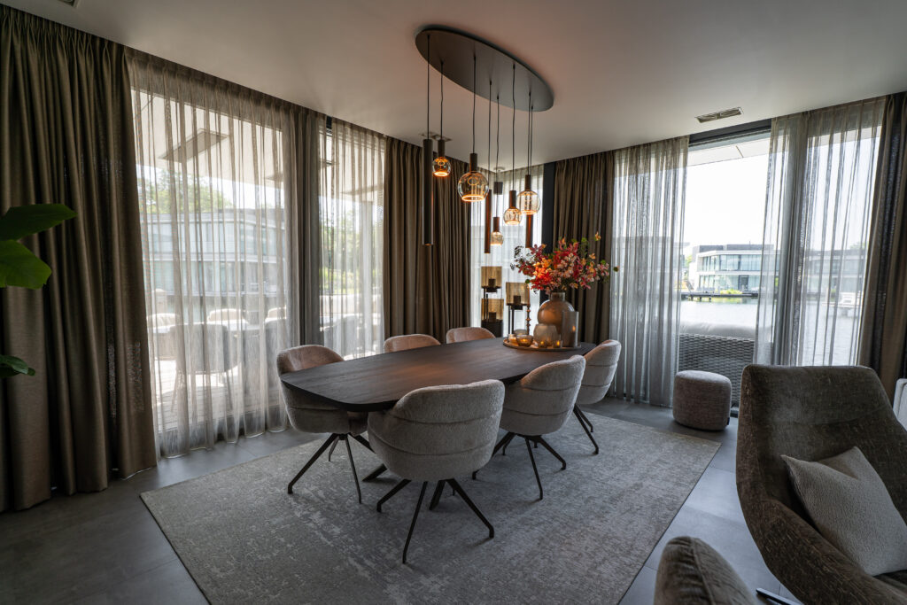 Hoe integreer je een eettafel in een open woonkamer?