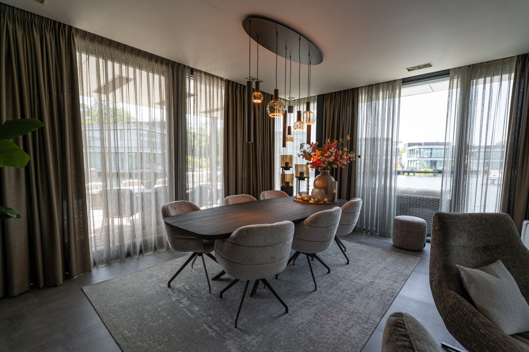 Hoe integreer je een eettafel in een open woonkamer?