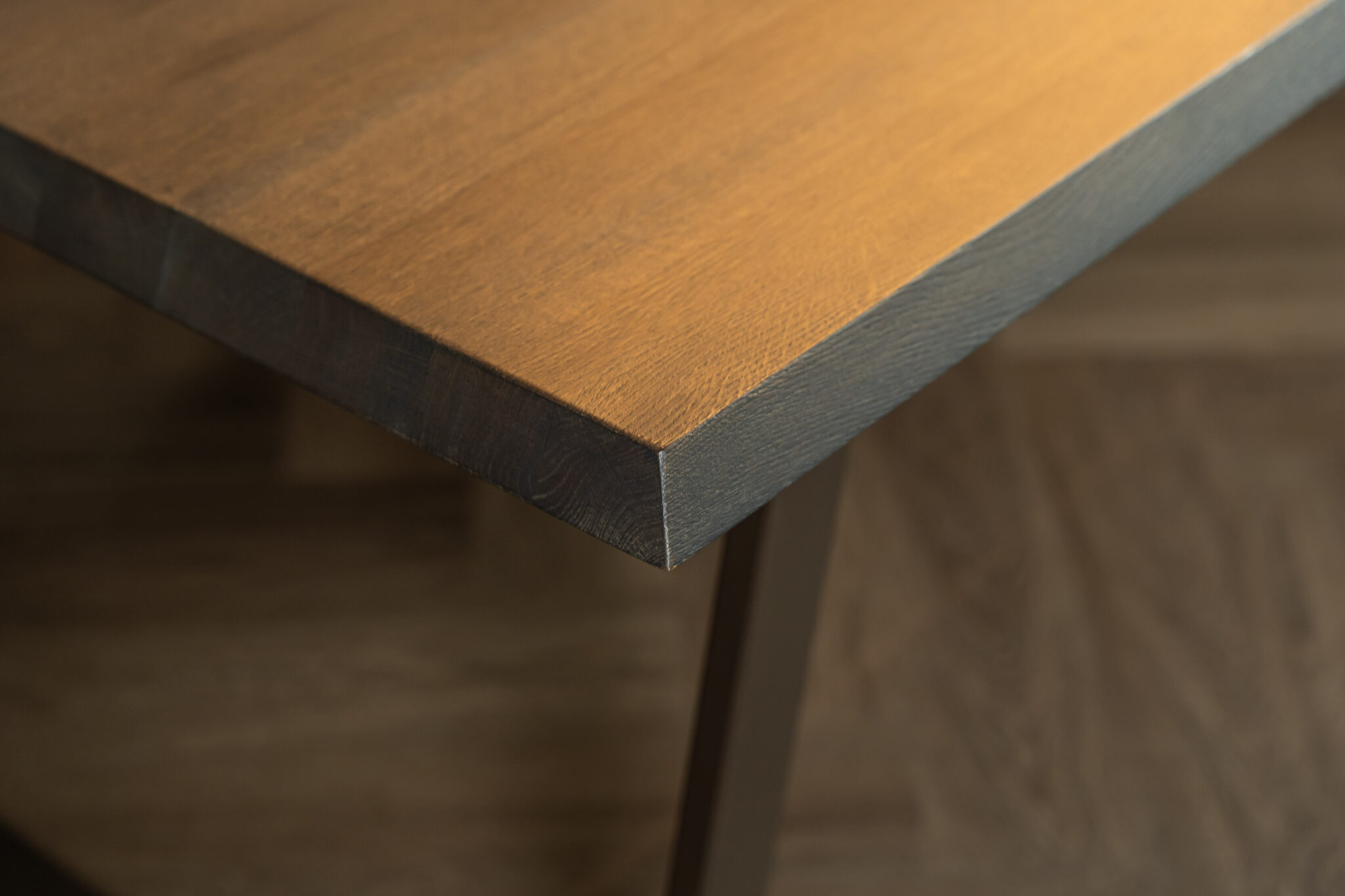 Welke materialen zijn beschikbaar voor eettafels op maat?