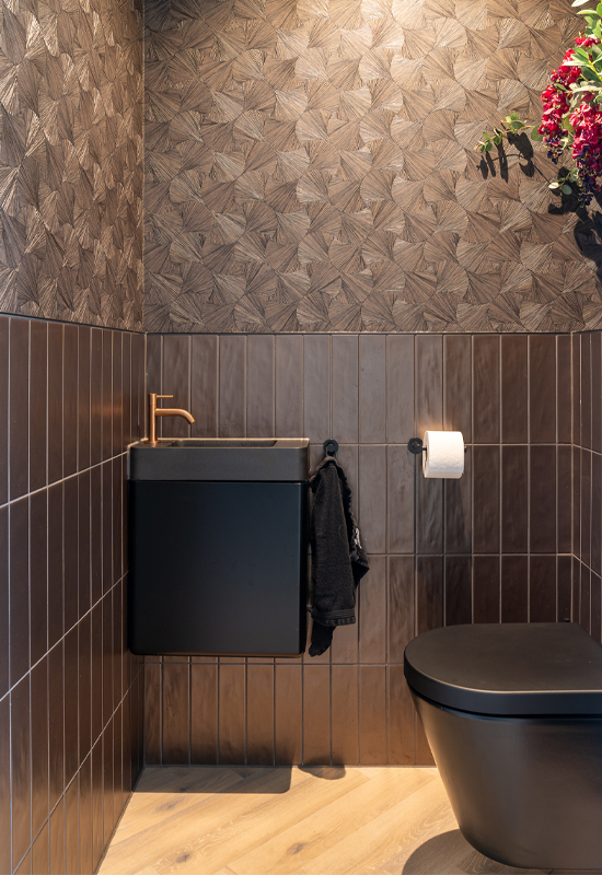 Wc met uniek behang sfeer