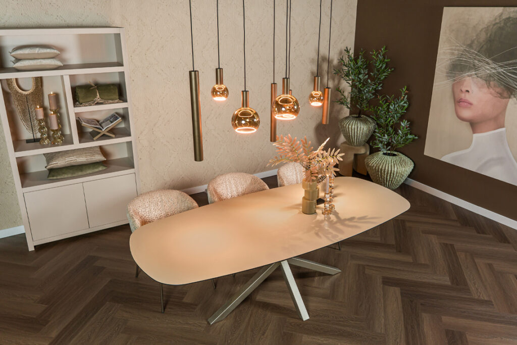 Eettafel deens ovaal met metalen poot champagne