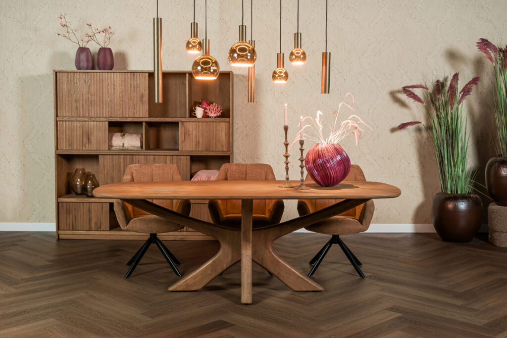 Eettafel bruin hout unieke poot