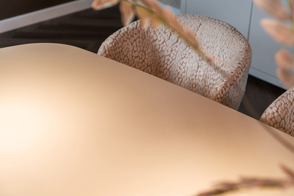 Eettafel deens ovaal met metalen poot champagne