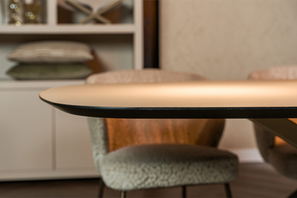 Eettafel deens ovaal met metalen poot champagne