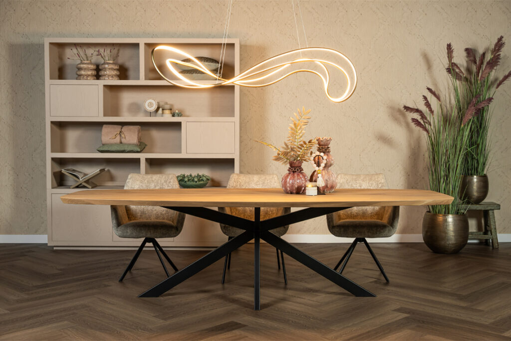 Eettafel deens ovaal lichtbruin eiken hout zwarte metalen poot