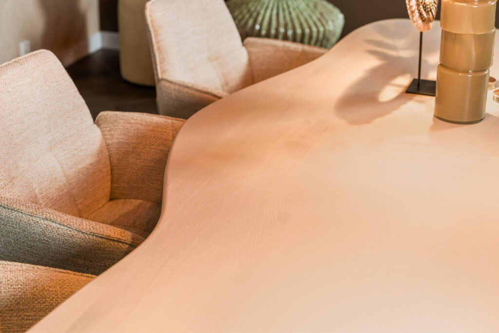 Organische eettafel champagne met ronde blokpatroon