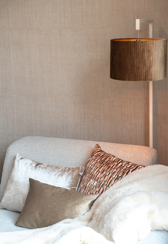 Knus hoekje plaid kussens sfeervol lampje