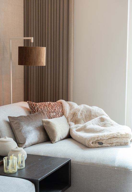 Liggedeeltje hoekbank met sierkussens en plaid