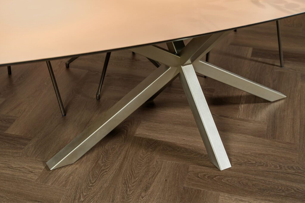 Eettafel deens ovaal met metalen poot champagne