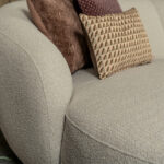 Stoffen beige hoekbank ronde leuning