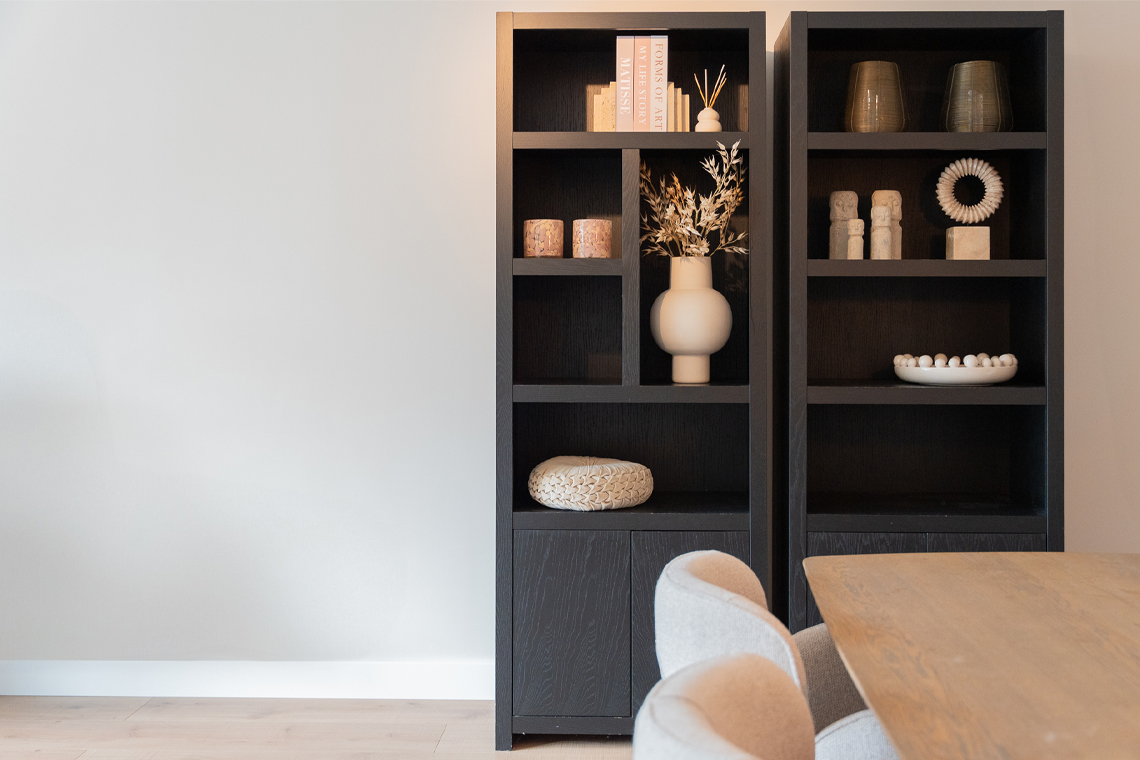 Vakkenkast hout zwart met decoratie