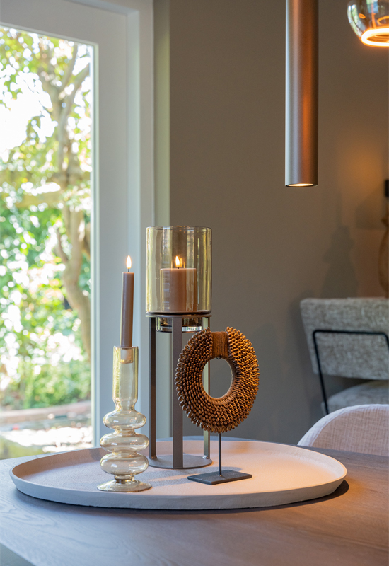 Decoratie dienblad op eettafel