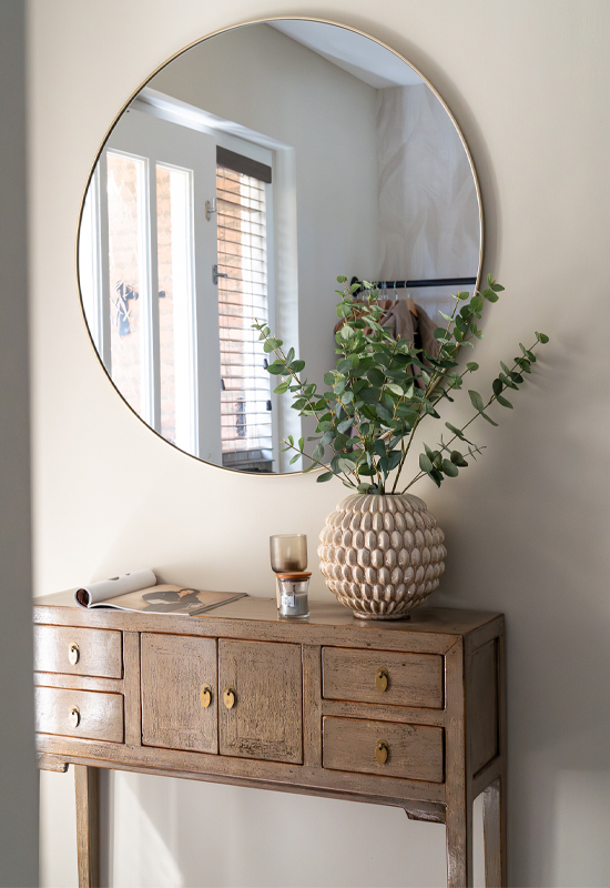 Hal met opberkastje spiegel en decoratie