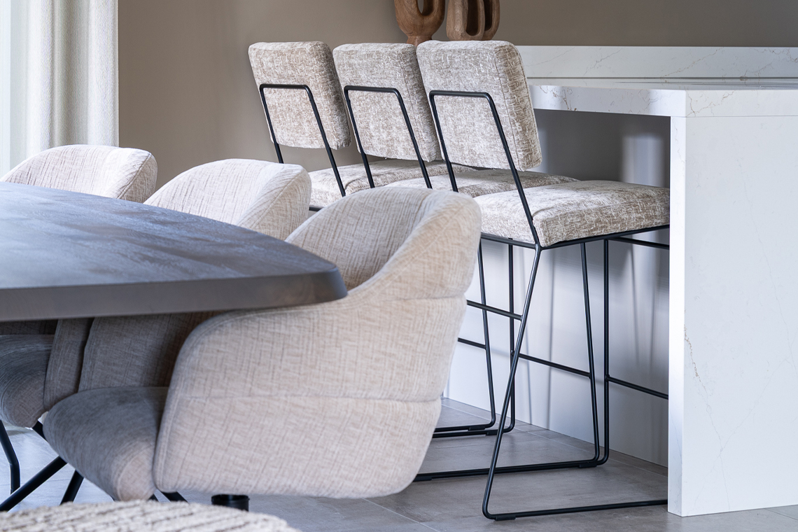 Keuken met bar en krukken