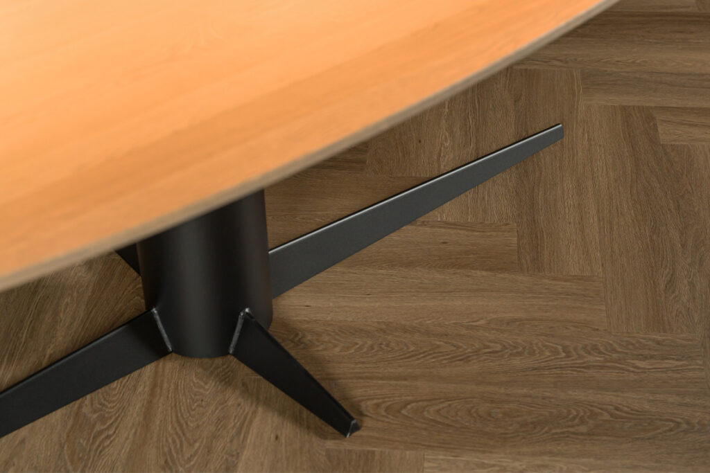 Metalen poot zwart blok onder eettafel