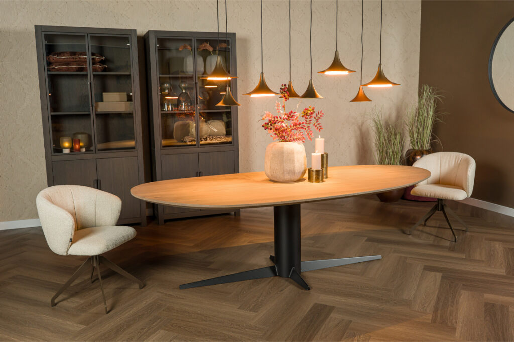 Organische eettafel eiken licht met metalen blokpoot