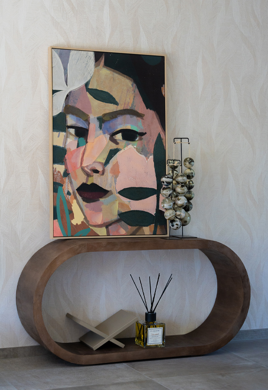 Sidetable met opvallend schilderij