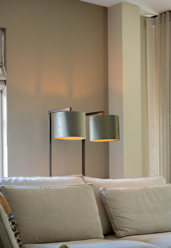 Woonkamer bank met verlichting