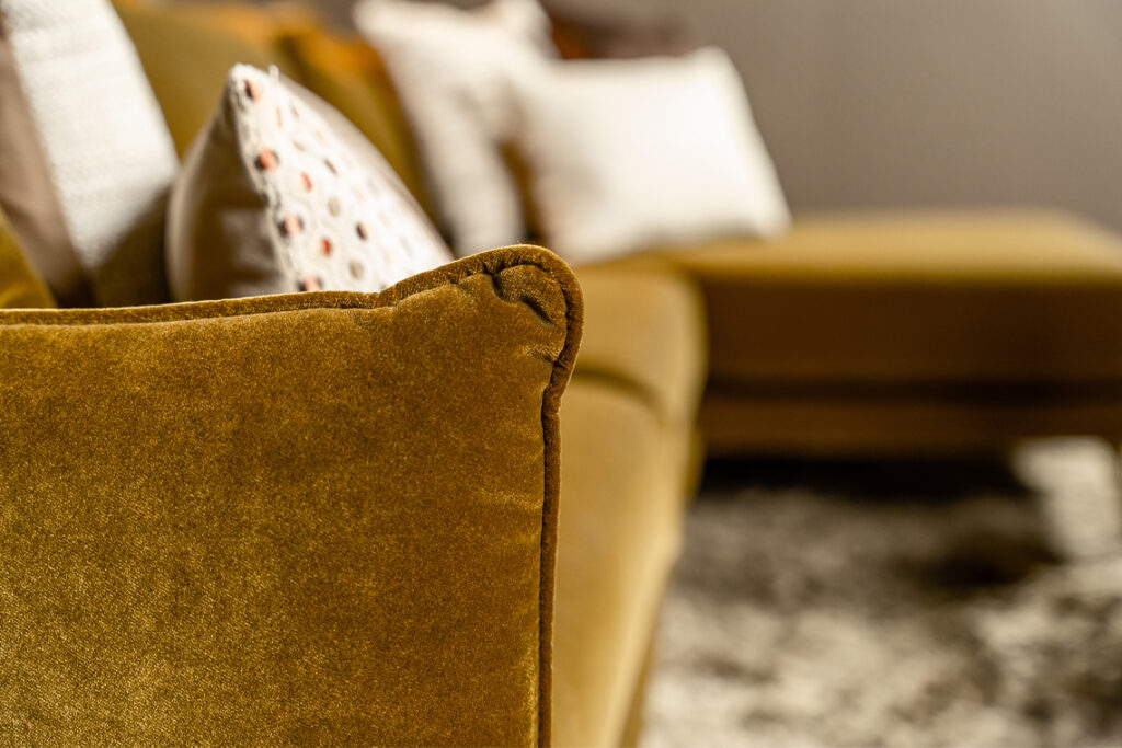 Bank armleuning okergeel goud velvet stof