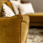 Bank armleuning okergeel goud velvet stof