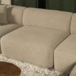 Bank stof laag op de grond en strakke kussens