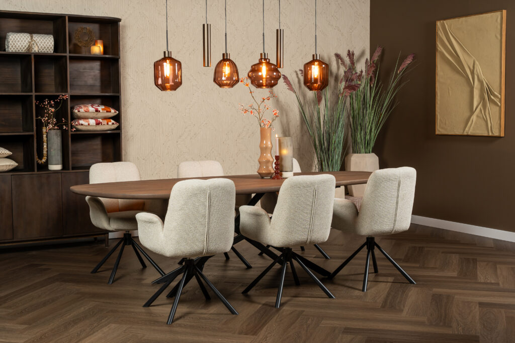 Hoe bepaal je hoeveel personen aan een ronde eettafel passen?
