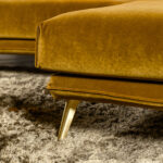 Gouden metalen poot onder hoekbank stof okergeel goud