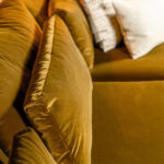 Hoekbank stof velvet okergeel lendenkussens