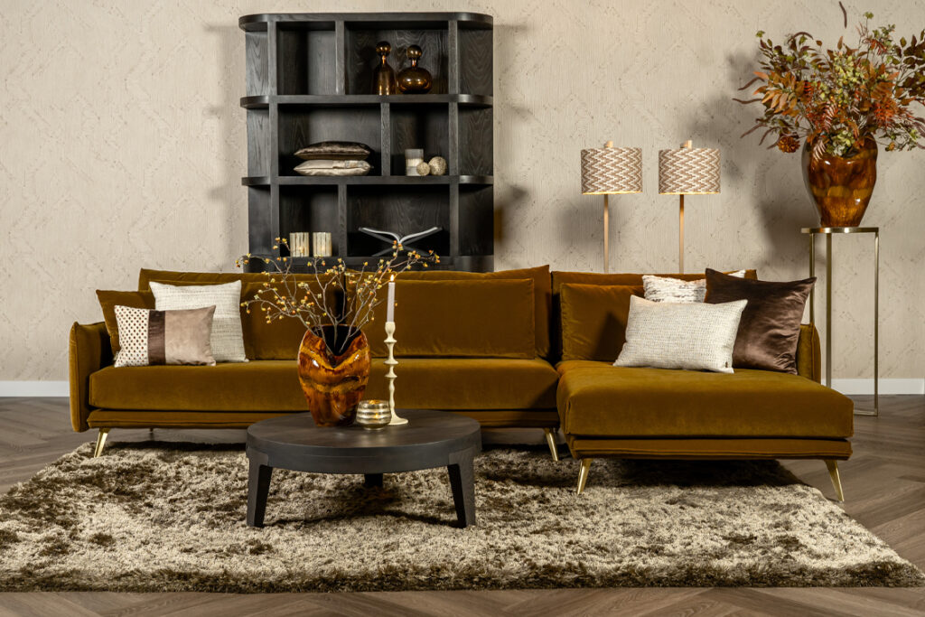 Hoekbank stof velvet okergeel met goud metalen poten