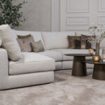 Rolletjes achter rugkussen beige stof bank