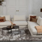 Naturel stoffen hoekbank met losse kussens