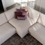 Beige stoffen hoekbank met unieke hoek