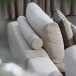 Rolletjes achter rugkussen beige