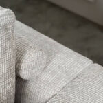 Rolletjes achter rugkussen beige grijze stof