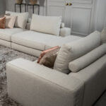 Rolletjes achter rugkussen beige stof elementenbank