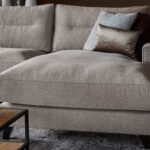 Stoffen hoekbank met stiknaad in rugkussen