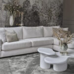 Wit zachte stof hoekbank met stiknaden in hoek