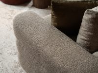Armleuning met stiknaden rondingen beige hoekbank
