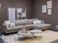 Beige bruine hoekbank met zwart ranke pootjes
