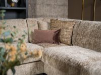 Beige stoffen leefhoek met gezellige kussens
