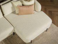 Beige stoffen liggedeelte hoekbank