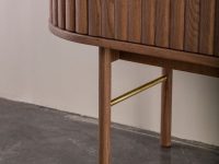 Bruin dressoir op pootjes met goud