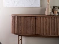 Bruin dressoir op pootjes