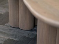 Bruine blokpoot eiken onder organische tafel