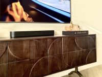 Donker bruin dressoir hout met patroon en gouden poot