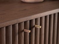 Donkerbruin dressoir met gouden hendels