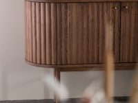 Donkerbruin dressoir met gouden hendeltjes