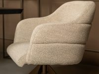 Eetkamerstoel beige stof armleuning