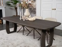 Eettafel bruin hout ronde hoeken met unieke poten