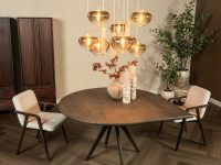 Eettafel druppelvormig eiken bruin met metalen spinpoot